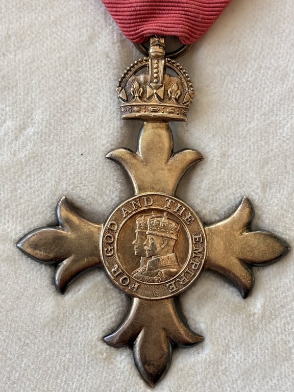 FINE STERLING SILVER 1960s CASED FULL SIZE OBE MEDAL WITH CASE OF ISSUE
