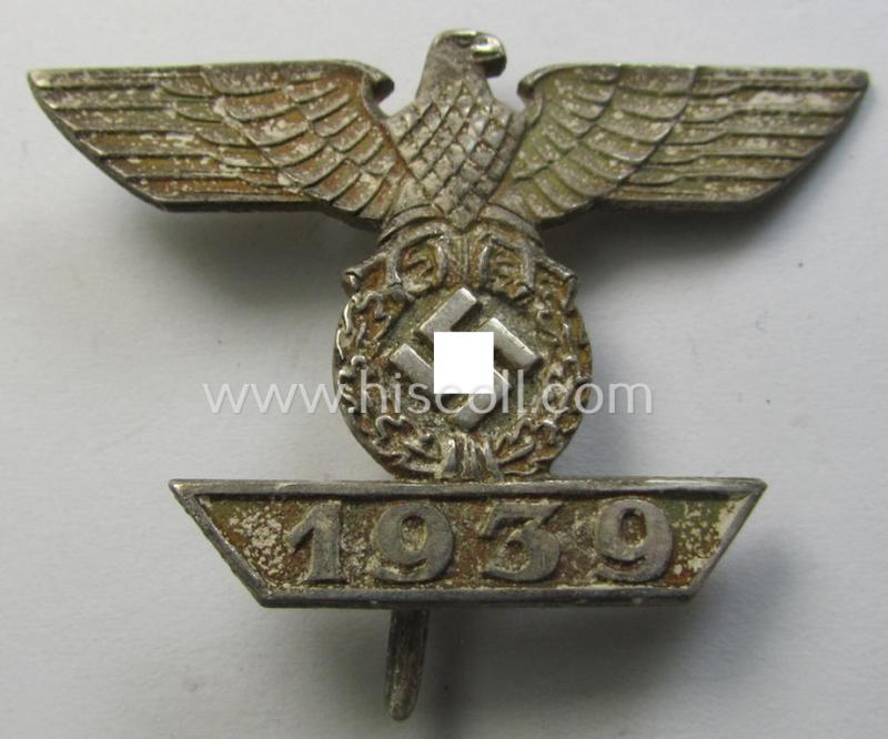 Neat, 'Wiederholungsspange zum EK I. Klasse' being a non-maker-marked example as executed in (tarnished) silver-toned 'Buntmetall' as was produced by the: 'Otto Schickle'-company and that comes in an overall nice- and/or untouched, condition