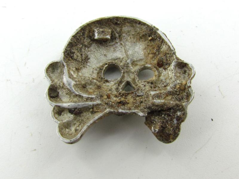 1x Wehrmacht Panzer Collartab with Skull ( Relic )