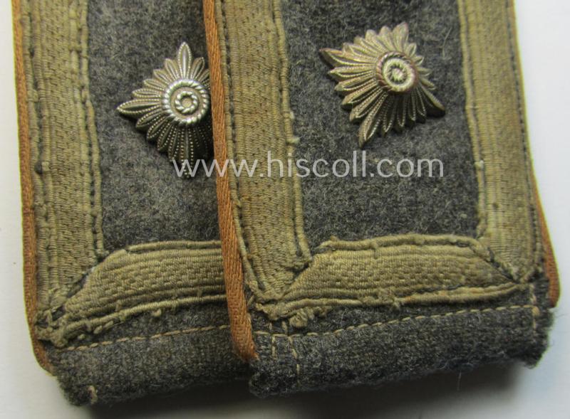 Attractive - and fully matching! - WH (Luftwaffe) NCO-insignia-set (comprising of a pair of shoulderstraps and ID-disc!) as was intended for usage by a: 'Feldwebel und Mitglied eines Nachrichten-Regiments'