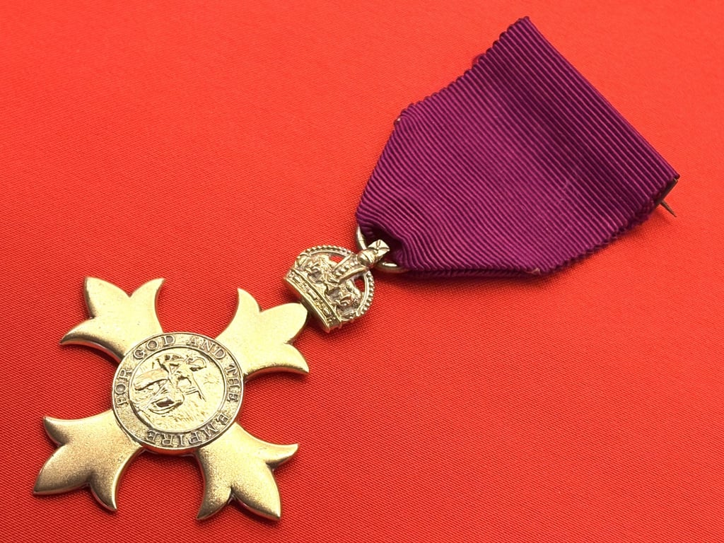 STUNNING AUTHENTIC ORIGINAL BRITISH WWI 1917 CASED OBE STERLING SILVER MEDAL.
