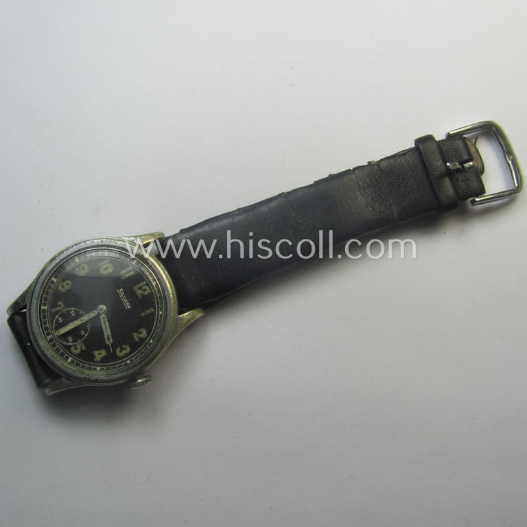 WH (Heeres, Luftwaffe etc.) WWII-period wrist-watch (or: 'Dienstuhr') of the make: 'Silvana' having a black-coloured dial-plate and neatly engraved number on its back that reads: 'D333593H'