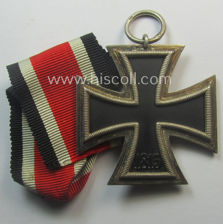 Attractive, 'Eisernes Kreuz II. Klasse' being a neatly maker- (ie. '6.'-) marked example that comes together with its period- and/or once-mounted ribbon (ie. 'Bandabschnitt') as was produced by the maker (ie. 'Hersteller'): 'Fritz Zimmermann'