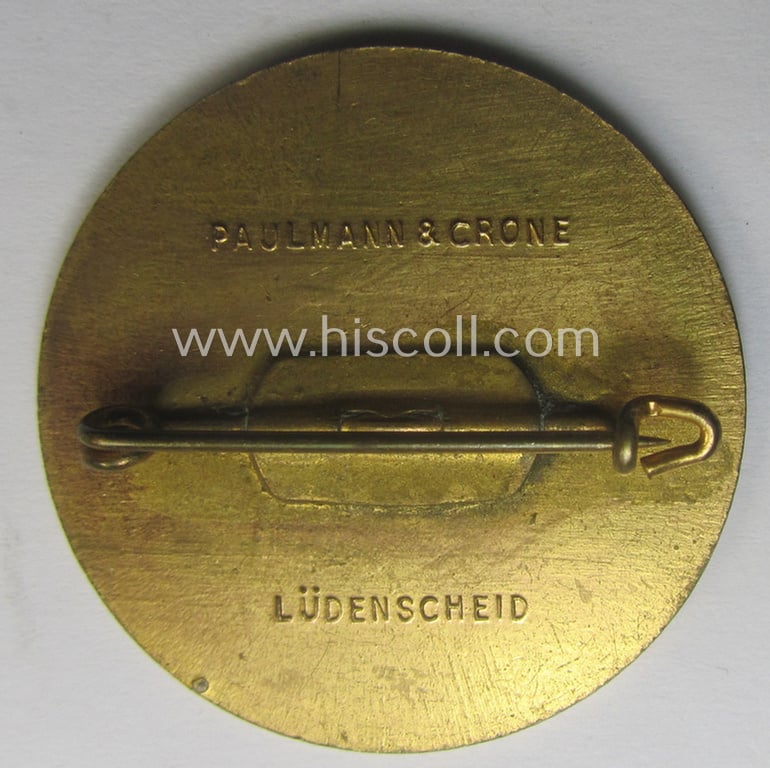 Commemorative - zinc-based- and/or golden-toned - N.S.D.A.P.- (ie. WHW-) related 'tinnie', being a maker- (ie. 'Paulmann u. Crone'-) marked example depicting a portrait of Adolf Hitler surrounded by the text: 'Hitlers' Dank - Gau Meckelbg.-Lübeck'