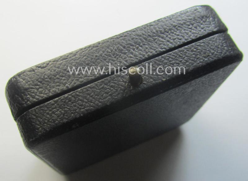 Rarely encountered 'Verwundeten-Abzeichen in Gold' being a clearly maker- (ie. 'L/11'- by 'Wilh. Deumer') marked- and typical 'Buntmetall'-based example that comes stored in its period- (and LDO-marked!) etui