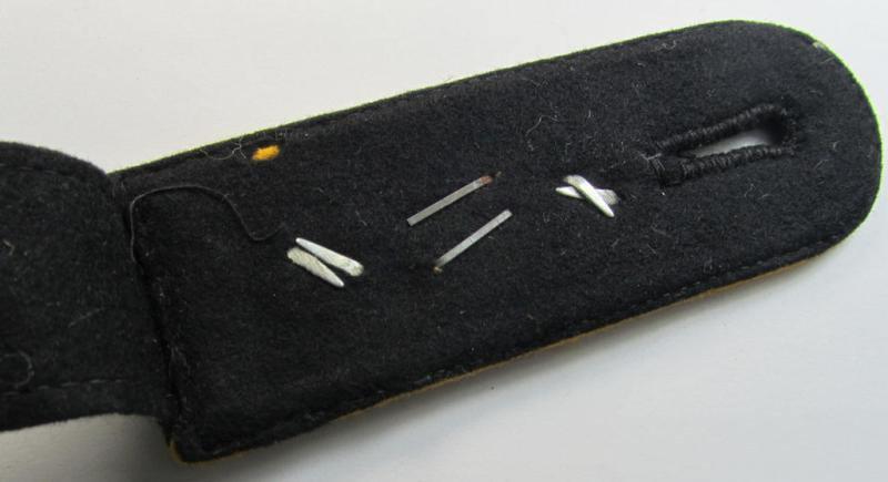 Attractive - albeit regrettably single - Waffen-SS neatly 'cyphered' (ie. 'private-purchased' ie. tailor-made-pattern!) NCO-type shoulderstrap as was intended for usage by a: 'SS-Hauptscharführer eines Kavallerie- o. Aufklärungs-Abts.'