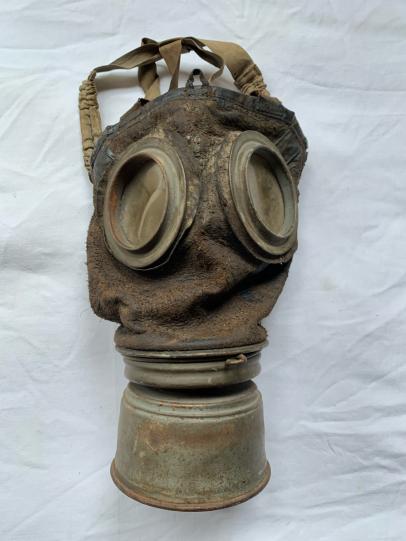 German WW1 Gasmask and Canister