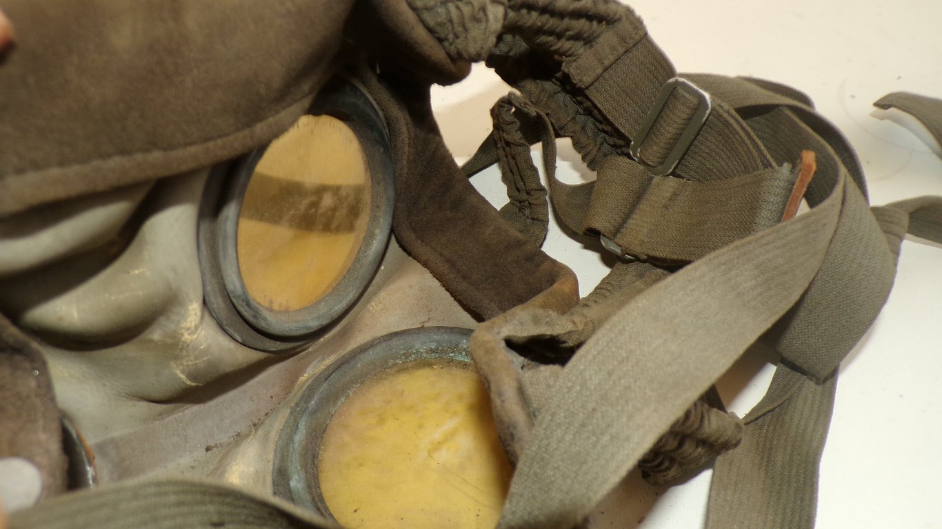 Wehrmacht M30 Gas Mask & Matching 1938 Canister