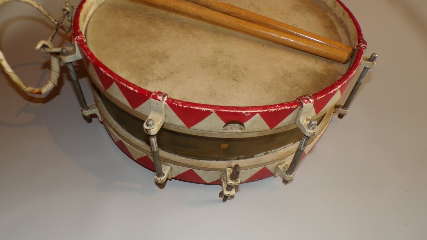 HJ / DJ Marching Snare Drum with Drumsticks