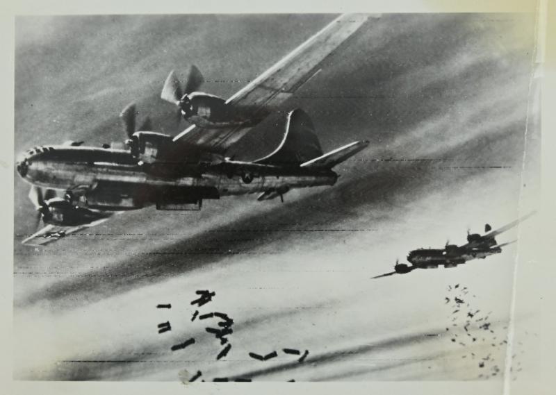 USAAF WW2 Press Photo 'Dropping bombs'