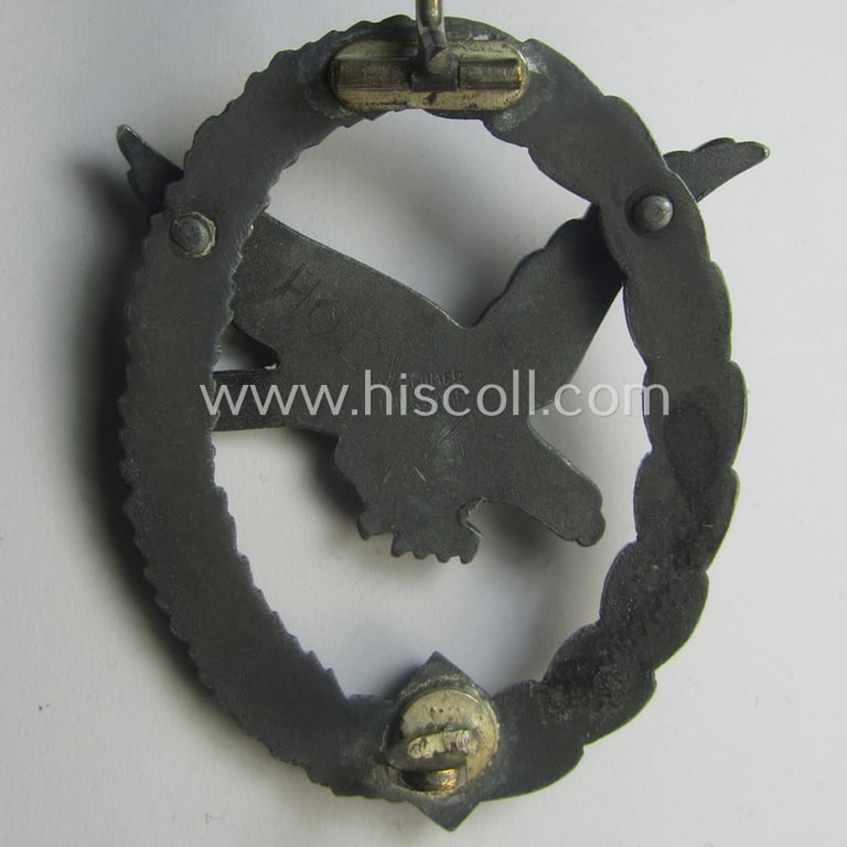 WH (LW) 'Fliegerschützen-Abzeichen ohne Blitzbündel' being a maker- (ie. 'Wilh. Deumer'-) marked- and/or: typical zinc- (ie. 'Feinzink'-) based example as was produced by the: 'Wilh. Deumer'-company that comes stored in its period etui