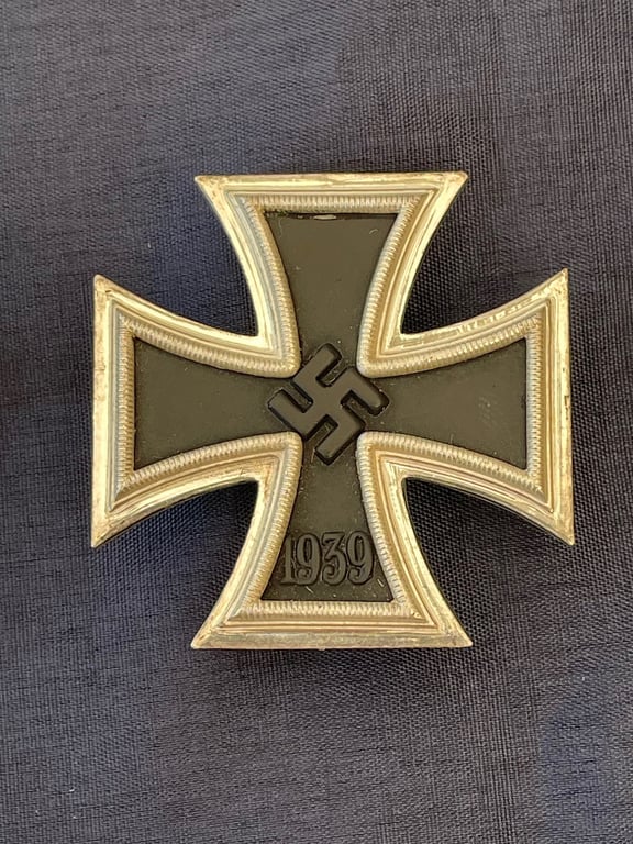 WW2 GERMAN CASED IRON CROSS 1st CLASS WITH MAKER STAMP AND MATCHING NAMED MAKER BOX OF ISSUE.