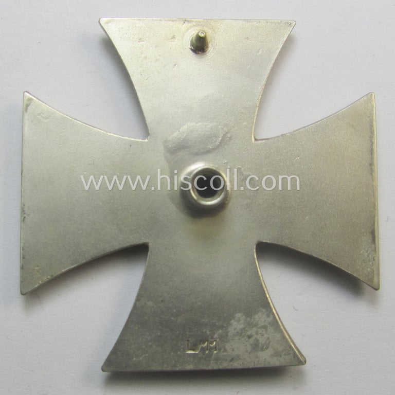 Superb - and minimally used! - 'EK 1. Kl.' (or: Iron Cross 1st class) as executed in the scarcely seen so-called: 'screw-back'-pattern being a typical maker- (ie. 'L/11'-) marked example as was produced by the 'Hersteller': 'Wilh. Deumer'