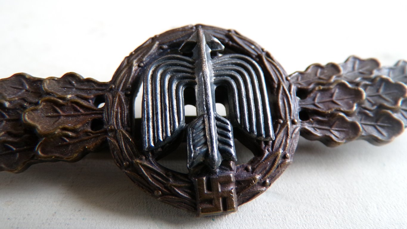 Frontflugspange für Jäger in Bronze