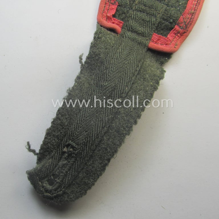 Single, later-war-period so-called: 'M44'-pattern, simplified WH (Heeres) 'cyphered' NCO-type shoulderstrap as piped in the pink-coloured branchcolour as intended for an: 'Oberfeldwebel eines Panzer-Jäger-Abtgs.'