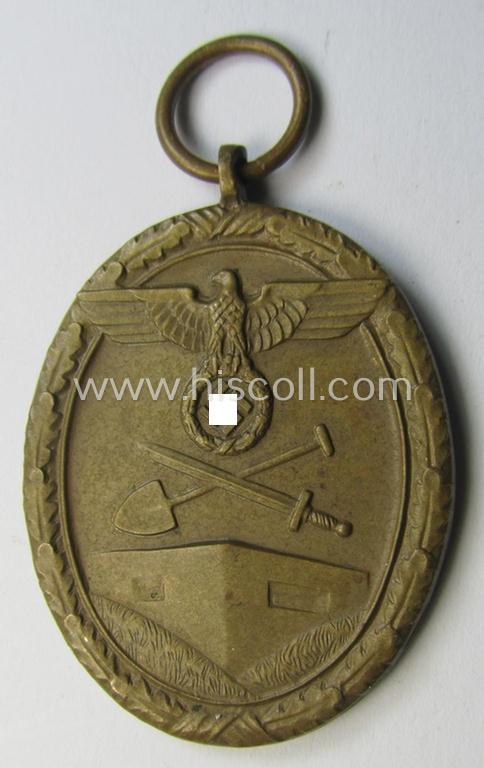 Medal-set: 'Deutsches Schutzwall Ehrenzeichen' (aka: 'Westwall'-medal) being a non-maker-marked- and/or: 'Buntmetall'-based specimen that comes together with its period- (and neatly folded ie. pre-confectioned) ribbon (ie. 'Bandabschnitt')