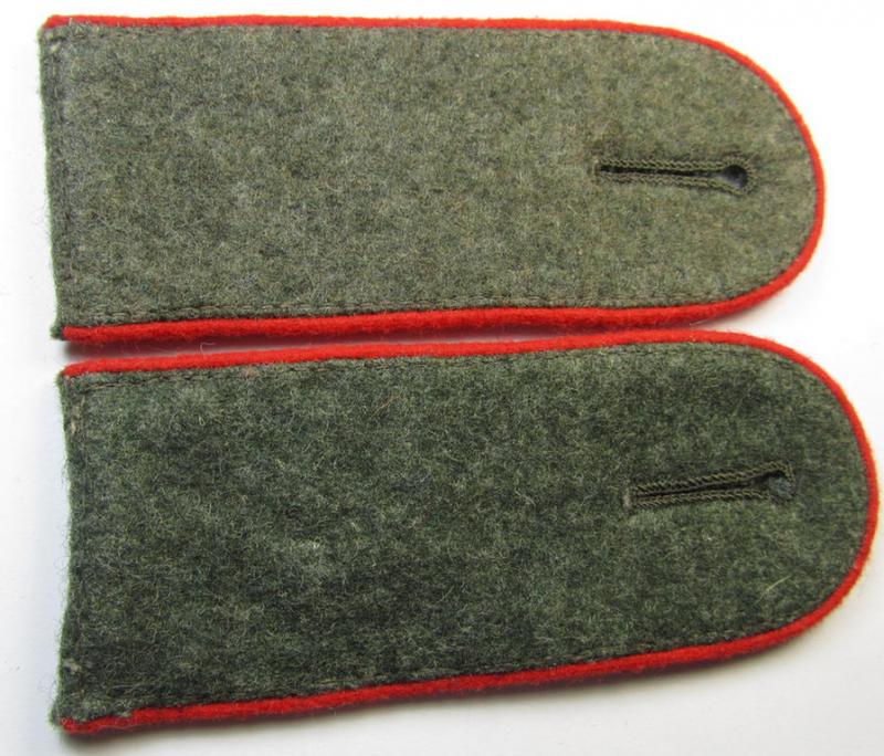 Neat - and matching! - 4-pieced WH (Heeres) insignia-grouping comprising of a pair of 'M43'-pattern EM-shoulderstraps, a: breast-eagle and signal-'Blitz' as was intended for a: 'Soldat eines Artillerie-Abteilungs o. Regiments'