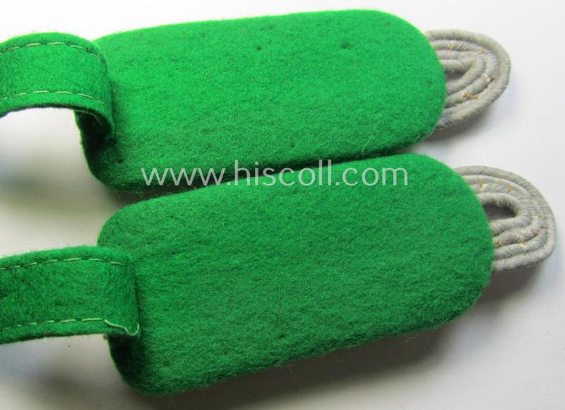 Pair of WH (Heeres) officers'-type shoulderboards: 'Major eines Jäger- o. Gebirgsjäger-Rgts.'