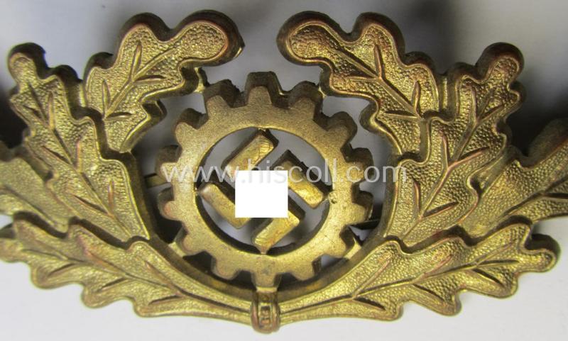 Superb, bright-golden-toned- and/or: 'Cupal'-based 'DAF' (ie. 'Deutsche Arbeitsfront') so-called: 'Werkschar'-cap-cocarde being a detailed example that shows a (double!) makers'- (ie. 'A'-) and/or: 'RzM M1/17'-designation