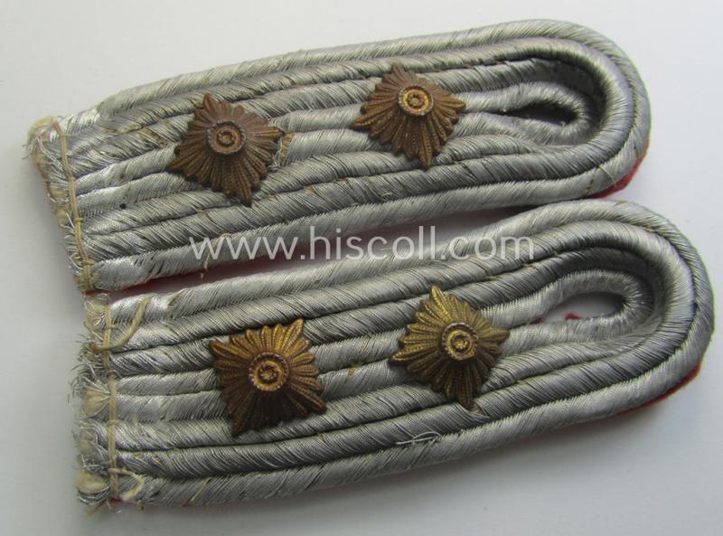 Truly used- and/or worn, four-pieced, WH (LW) insignia-set comprising of a pair of hand-embroidered, WH (Luftwaffe) officers'-type collar-patches and dito shoulderboards: 'Hauptmann der Flak-Artillerie-Trpn.'
