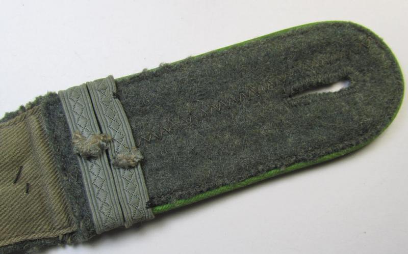 Single - but nevertheless scarcely found! - WH (Heeres) I deem mid-war period- (ie. 'M43'-pattern-) EM-type shoulderstrap as was intended for usage by a: 'Soldat u. Feldwebel-Anwärter der Panzer-Grenadier-Truppen'