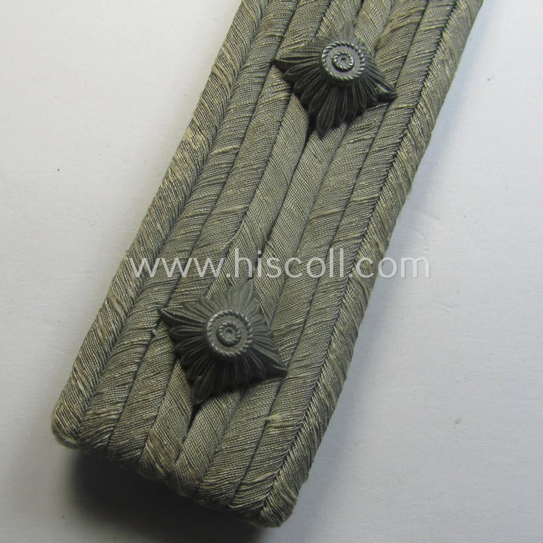 Single, WH (Heeres) 'cyphered', officers'-type shoulderboard: 'Hauptmann eines Nachschub-Abtlgs.'