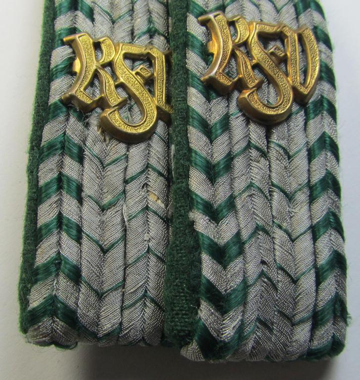 Attractive - and not that easily encountered! - customs-related, 'cyphered' NCO-type shoulderboard-pair (ie. 'Schulterstücke des Reichsfinanzverwaltung- o. Zollgrenzschutz') being a pair that was intended for usage by a: 'Zollbetriebsassistent'