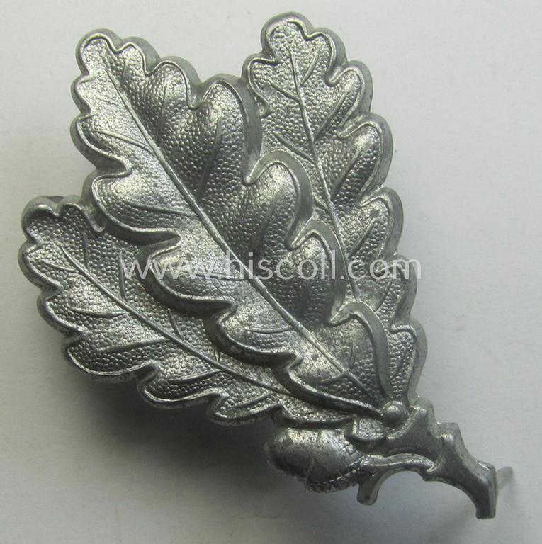 WH (Heeres) silver-coloured so-called: 'M43'-pattern cap-badge (ie. 'Mützenabzeichen') depicting three: 'Eichenlaub'-branches as was used by the various 'Jäger'-related, divisional staff-members