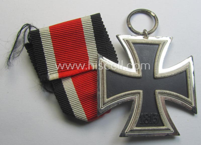 'Eisernes Kreuz II. Klasse' being a maker- (ie. '13'-) marked example that comes together with its confectioned ribbon (ie. 'Bandabschnitt') as was produced by the maker (ie. 'Hersteller'): 'Gustav Brehmer'