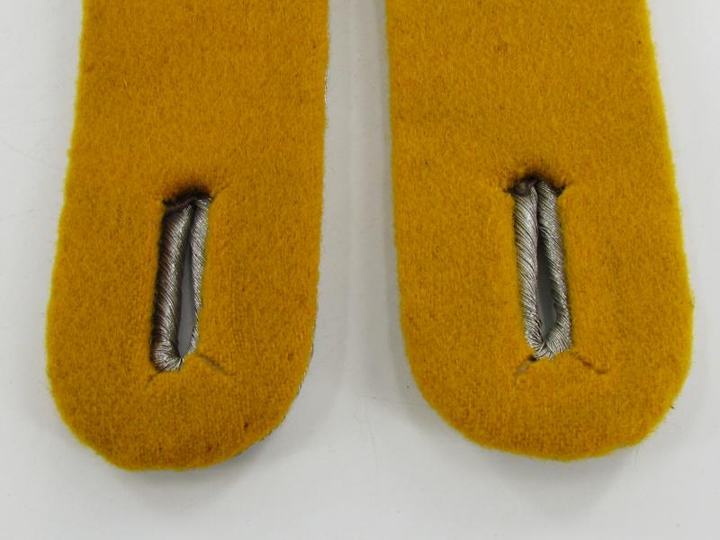 Luftwaffe flying personnel Leutnant shoulder boards