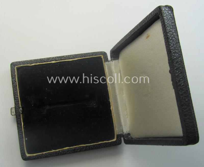 'Luxuriously'-styled - albeit empty! - etui being a non-maker-marked (ie. 'generic') example as was specifically intended to store a: 'KvK 1. Kl. mit Schwertern'