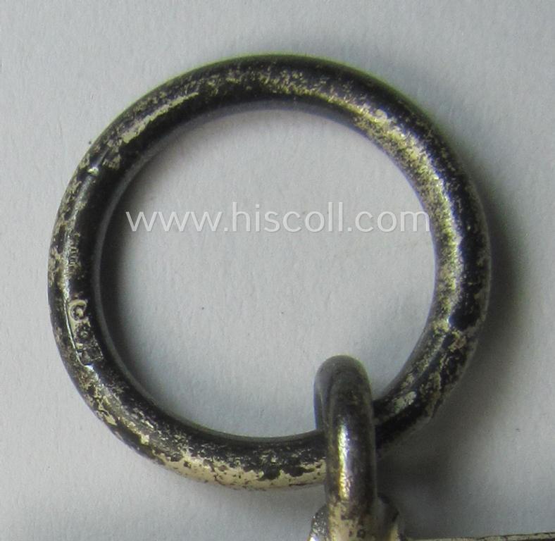 Stunning, 'Eisernes Kreuz II. Klasse' being a maker- (ie. '100'-) marked example that comes together with its original- (and never-mounted) ribbon (ie. 'Bandabschnitt') as was produced by the maker (ie. 'Hersteller'): 'Wächtler & Lange'