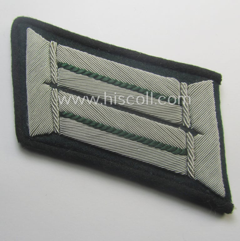 Fully matching - and clearly worn! - pair of WH (Heeres) collar-tabs (ie. 'Kragenspiegel für Offiziere') as piped in the desirable green- (ie. 'grüner'-) coloured branchcolour as was intended for an: 'Offizier eines Jäger- o. Gebirgsjäger-Rgts.'
