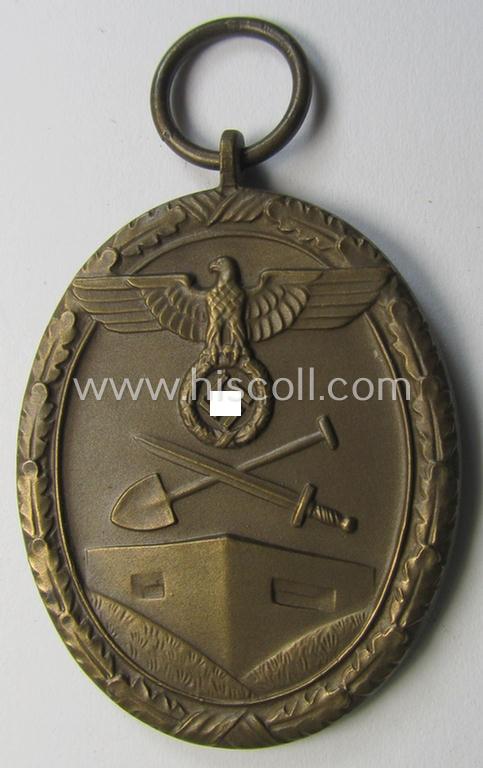 Medal-set: 'Deutsches Schutzwall Ehrenzeichen' (aka: 'Westwall'-medal) being a non-maker-marked- and/or: 'Buntmetall'-based specimen that comes together with its period- (and neatly folded ie. pre-confectioned) ribbon (ie. 'Bandabschnitt')