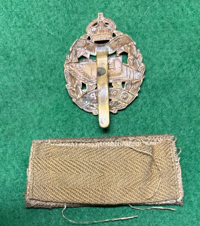WW1 Tank Corps Slip On Title and Cap Badge