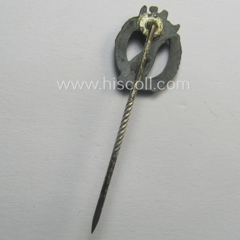 Neat - and only 17 mm. sized! - 'Infanterie-Sturmabzeichen in Silber' (or: silver-class, infantry-assault badge ie. IAB) miniature lapel-pin (being a non-maker-marked example as executed in greyish-silver-coloured- and 'Feinzink'-based metal)