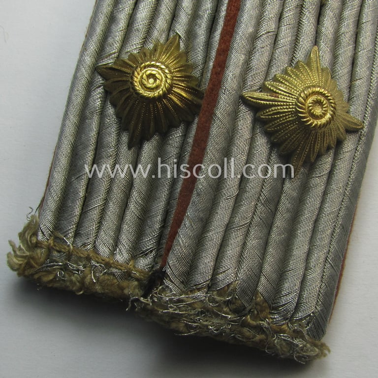 Neat - and fully matching! - pair of WH (Luftwaffe) officers'-type shoulderboards as was specifically intended for usage by an: 'Oberleutnant u. Mitglied der LW-Nachrichten-Trpn.'