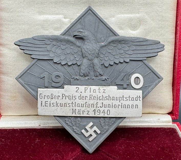 Plaque "Grosser Prize der Reichshauptstadt im Eiskunstlaufen für Juniorinnen, March 1940"in case