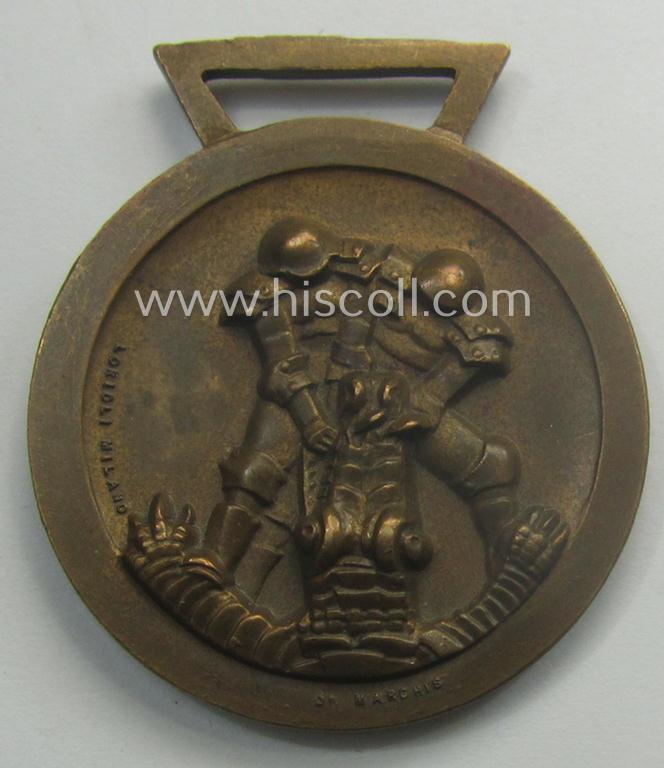 Golden-bronze-coloured (and 'Buntmetall'-based!) example of a: 'Deutsch-Italienische Feldzugsmedaille' (or: German-Italian campaign-medal) that came together with its (full length- and virtually mint- ie. unissued) piece of original ribbon