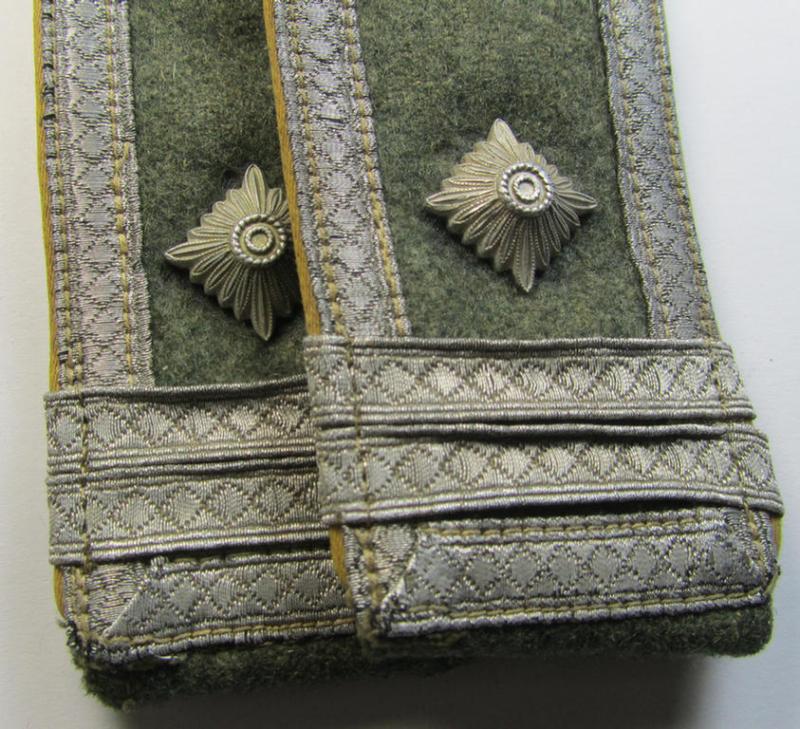 Fully matching - and scarcely seen! - pair of WH (Heeres) NCO-type (ie. 'M40-/M43'-pattern) shoulderstraps as was intended for usage by a: 'Feldwebel u. Offiziers-Anwärter eines Heeres Nachrichten-Abteilungs'