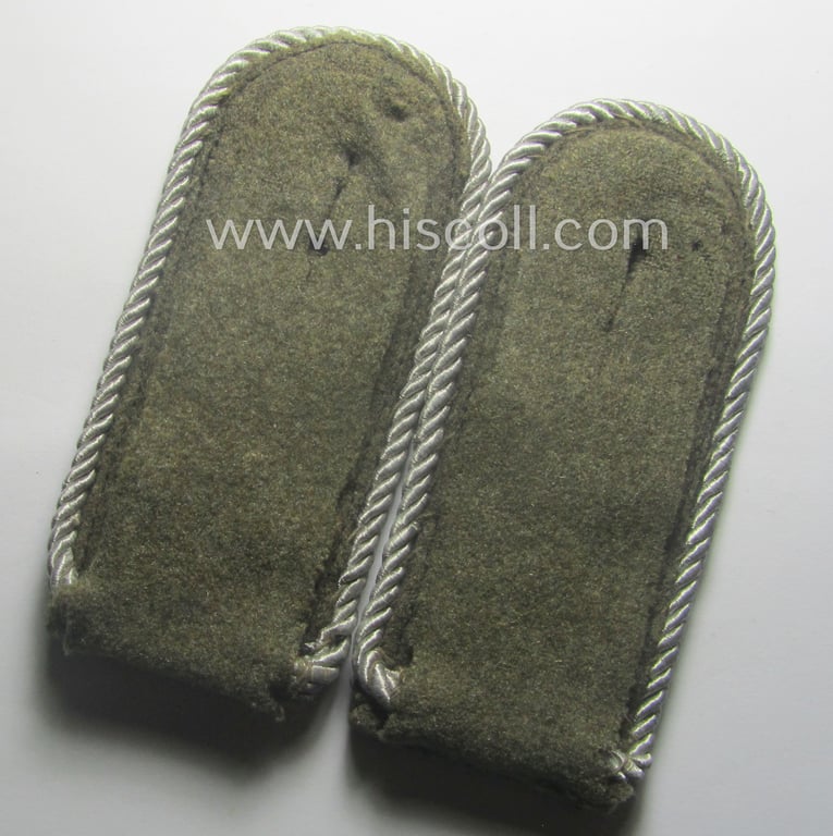 Pair of RAD (ie. 'Reichsarbeitsdienst') NCO-type shoulderstraps (being of the 3rd pattern as used in the period between 1942-45) as was intended for an: 'RAD-Hauptvormann' (comparable with an: 'Oberfeldwebel'-rank)