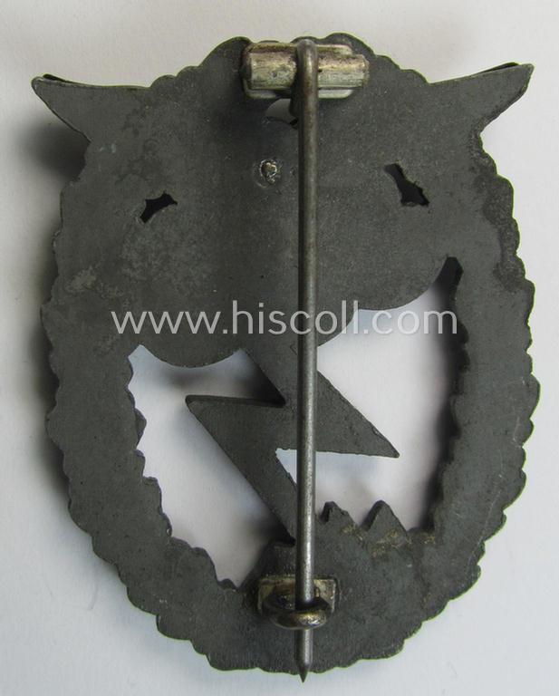 Attractive, mid- (ie. later-) war-period, zinc- (ie. 'Feinzink'-) based version of a WH (Luftwaffe) 'Erdkampfabzeichen' as was produced by the: 'J.E. Hammer u. Söhne'-company and that comes in a hardly used- nor worn, condition