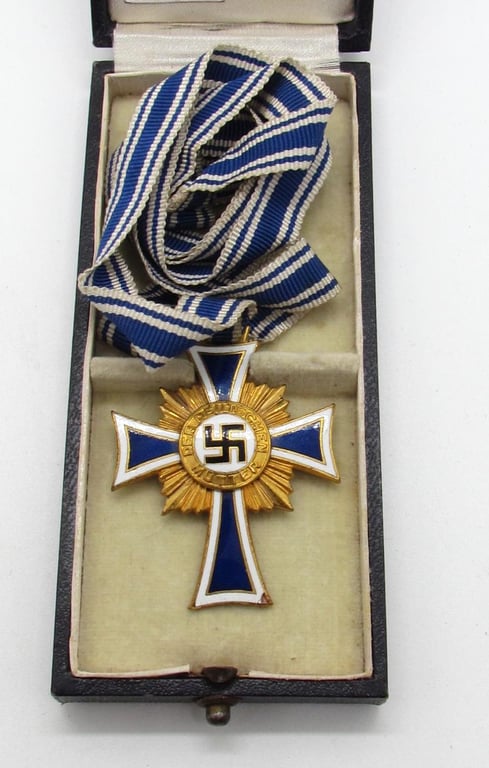 Mother’s cross in gold with box ( R. Souval )