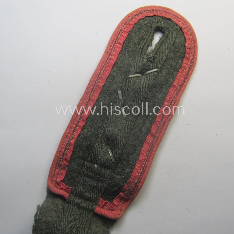 Single, later-war-period so-called: 'M44'-pattern, simplified WH (Heeres) 'cyphered' NCO-type shoulderstrap as piped in the pink-coloured branchcolour as intended for an: 'Oberfeldwebel eines Panzer-Jäger-Abtgs.'