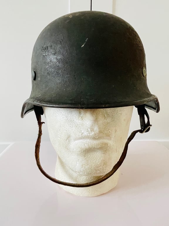 WWII GERMAN SINGLE DECAL NAMED ARMY HELMET WITH THICK GREY WOODCHIP OVERPAINT