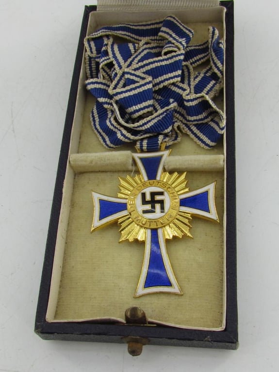 German Mothers Cross in Gold in Case "Wilhelm Deumer"