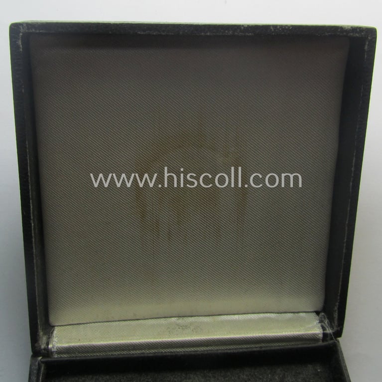 Attractive - albeit empty! - 'simplified' etui as was specifically intended to store a: WH (Heeres, LW etc.) 'Deutsches Kreuz im Gold' (or DKiG) that comes in an overall nicely preserved condition