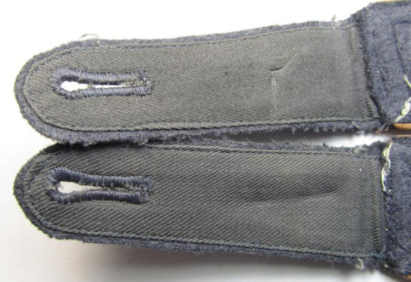 Attractive - and fully matching - pair of WH (Luftwaffe) NCO-type shoulderstraps as piped in the light-brown-coloured branchcolour as was intended for a: 'Feldwebel der Nachrichten-Truppen'