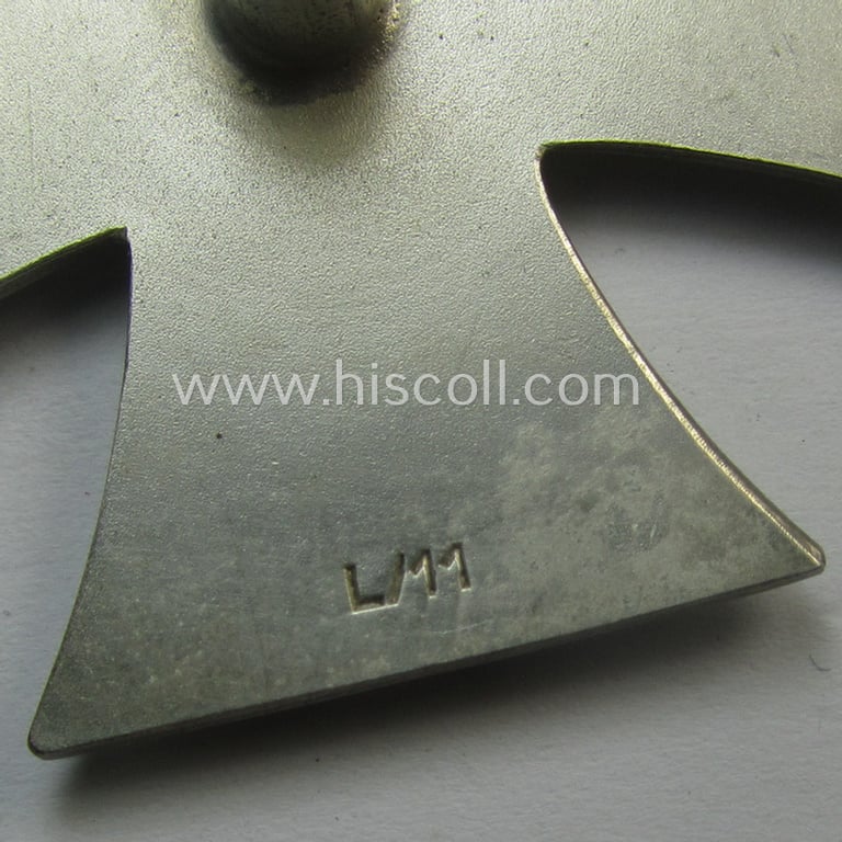 Superb - and minimally used! - 'EK 1. Kl.' (or: Iron Cross 1st class) as executed in the scarcely seen so-called: 'screw-back'-pattern being a typical maker- (ie. 'L/11'-) marked example as was produced by the 'Hersteller': 'Wilh. Deumer'
