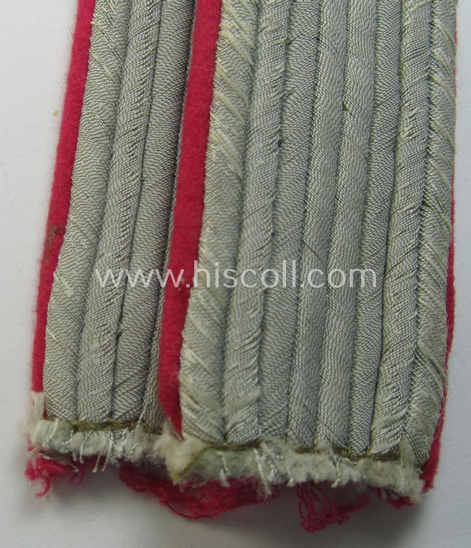 Attractive - and fully matching! - pair of WH (Heeres) officers'-type shoulderboards as piped in the 'karmesinroter'-coloured branchcolour as was intended for a: 'Leutnant der Generalsstab- o. Veterinär-Truppen'